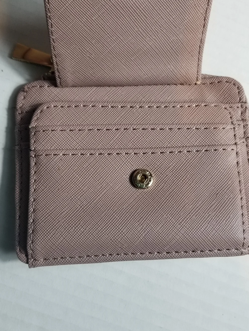 NWOT STEVE MADDEN MAUVE ZIP CARD WALLET WITH GOLD HARDWARE